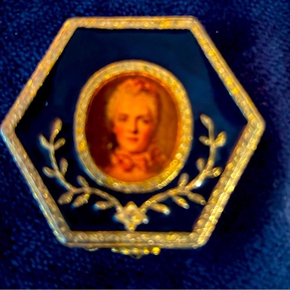Vintage Estee Lauder Marie Antoinette Compact